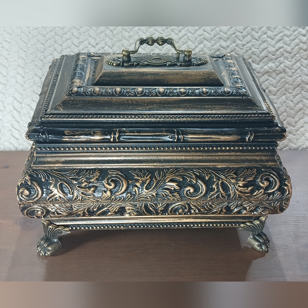 Elegant Black and Gold Jewelry Organizer